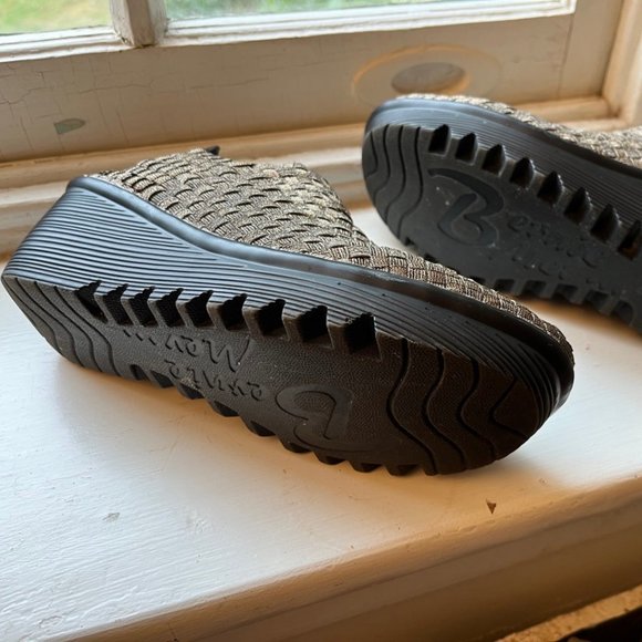 Bernie Mev. GEM slip on wedges. EUC. Bronze, sz. 39 - Picture 3 of 4